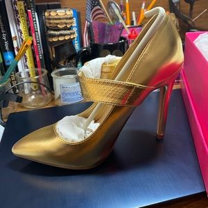 Britta gold pumps size 7